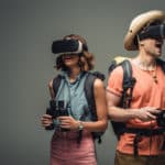deux touristes avec un casque virtuelle